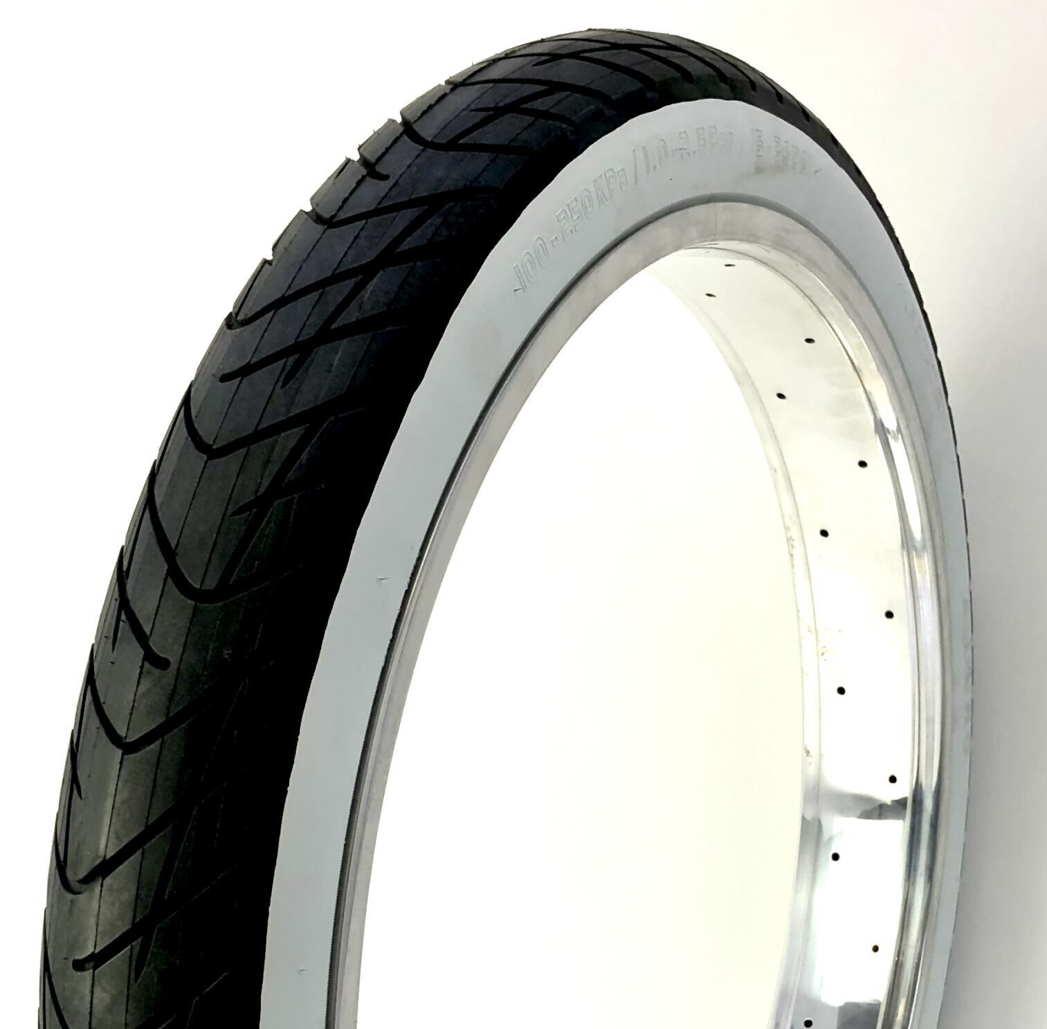 Opona Beach Bum 26 x 3.0 z białymi ściankami - obrazek 1