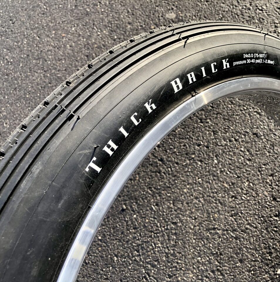 Opona Ceglana o grubości 24 x 3,0 cala czarna